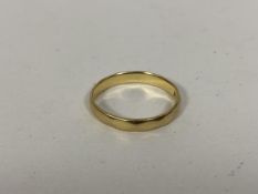 An 18ct gold wedding band size M and weighs 2.61 grammes