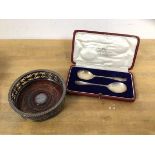 A pair of 1925 London silver spoons with swag and ribbon decoration to handle in original box from