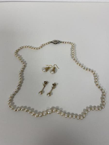 A single strand of graduated cultured pearls with silver clasp measures 23cm along with two pairs of