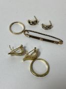 A 9ct gold bar brooch with grey green polished stone rods, measures 5cm, a 9ct gold wedding band