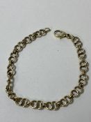 A 9ct gold link bracelet measures 19cm and weighs 9.35 grammes