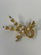 A 9ct gold pearl floral spray brooch measures 5cm weighs 7.77 grammes