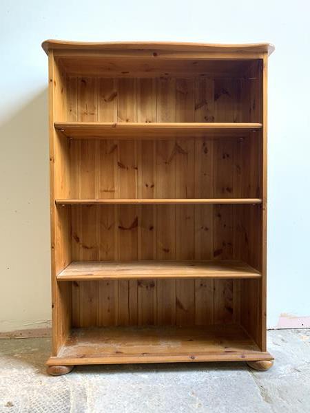 A modern polished pine floor standing bookcase with three adjustable shelves, H122cm, W86cm, D33cm