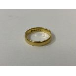 An 18ct gold wedding band, size R, weighs 4.83 grammes