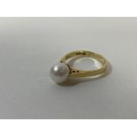 An 18ct gold ring with single pearl, size P, weighs 4.19 grammes
