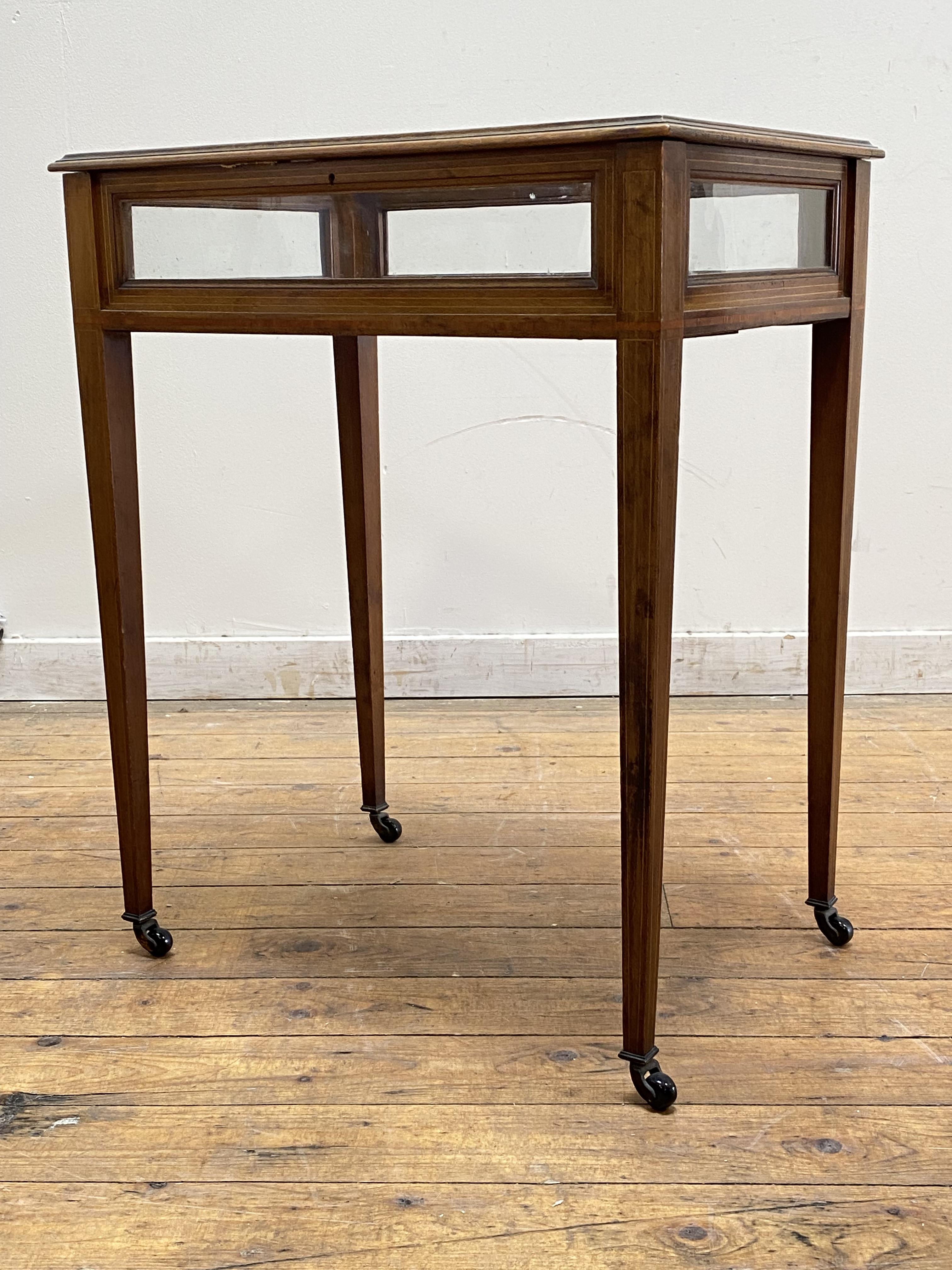 An Edwardian mahogany bijouterie table, with glazed hinged top above a glazed frieze, raised on - Image 2 of 3