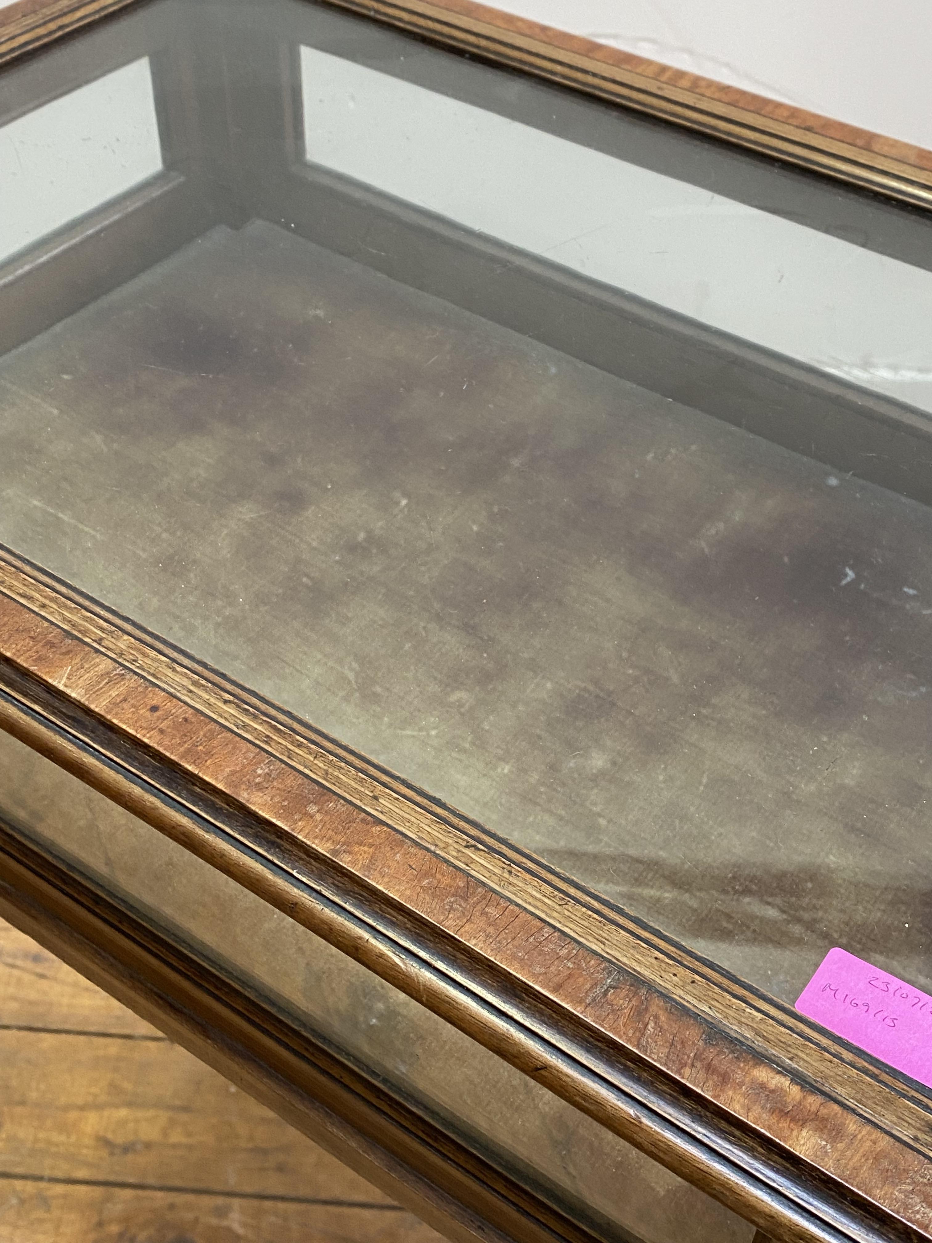 An Edwardian mahogany bijouterie table, with glazed hinged top above a glazed frieze, raised on - Image 3 of 3