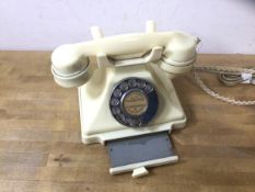 A vintage Kingskettle, Fife bakelite rotary dial telephone, measures 15cm high