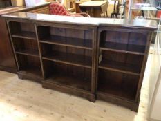 An early 20thc low breakfront bookcase, the rectangular moulded top above six adjustable shelves,