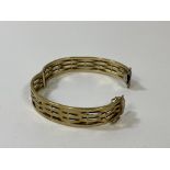 A bangle wicker style marked 375, weighs 19.14 grammes (6cm diameter)