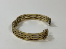 A bangle wicker style marked 375, weighs 19.14 grammes (6cm diameter)