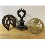 A mixed lot including a Victorian cast iron doorstop, (23cm h) a novelty trivet in the form of