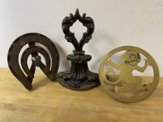 A mixed lot including a Victorian cast iron doorstop, (23cm h) a novelty trivet in the form of