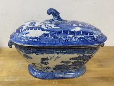 A 19thc china willow pattern lidded tureen with wave style finial and handles to sides, willow