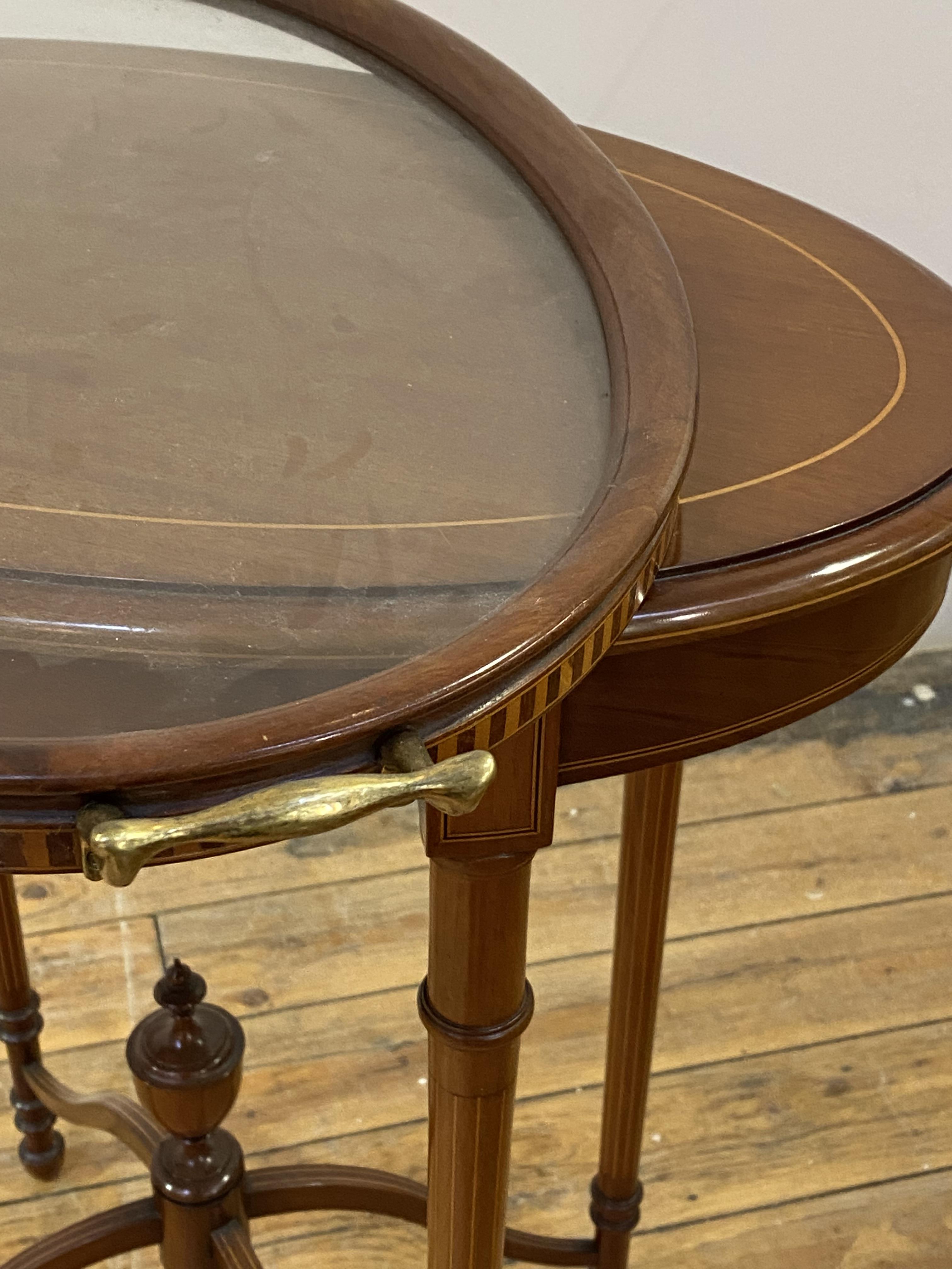 An Edwardian mahogany occasional table of oval outline, the lift off tray top with twin gilt brass - Bild 2 aus 4