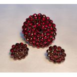 A pair of garnet earrings with brooch en suite, probably Austrian, c. 1900, each piece set with