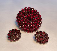 A pair of garnet earrings with brooch en suite, probably Austrian, c. 1900, each piece set with