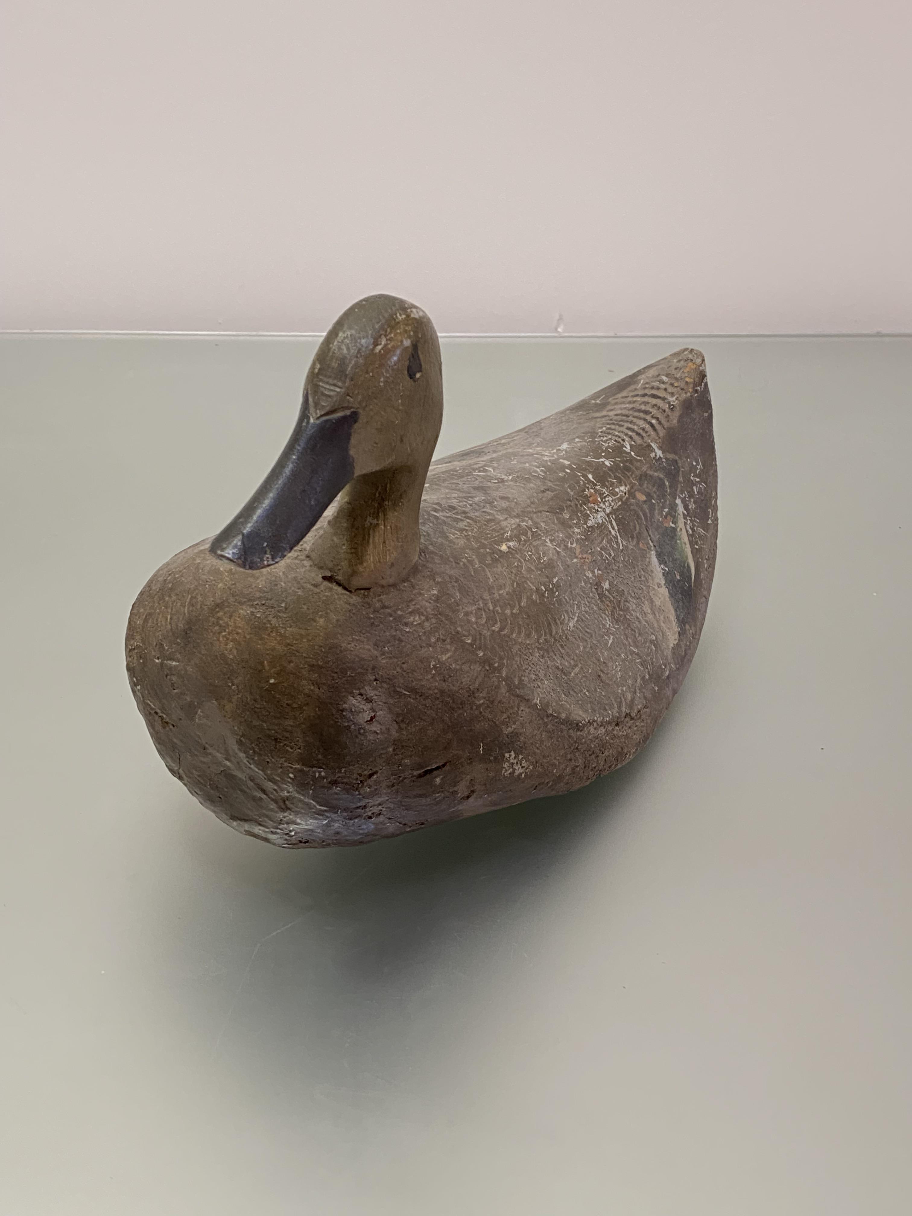 Folk Art: an early 20th century painted wooden decoy duck, with painted initials and lead weight - Bild 2 aus 2