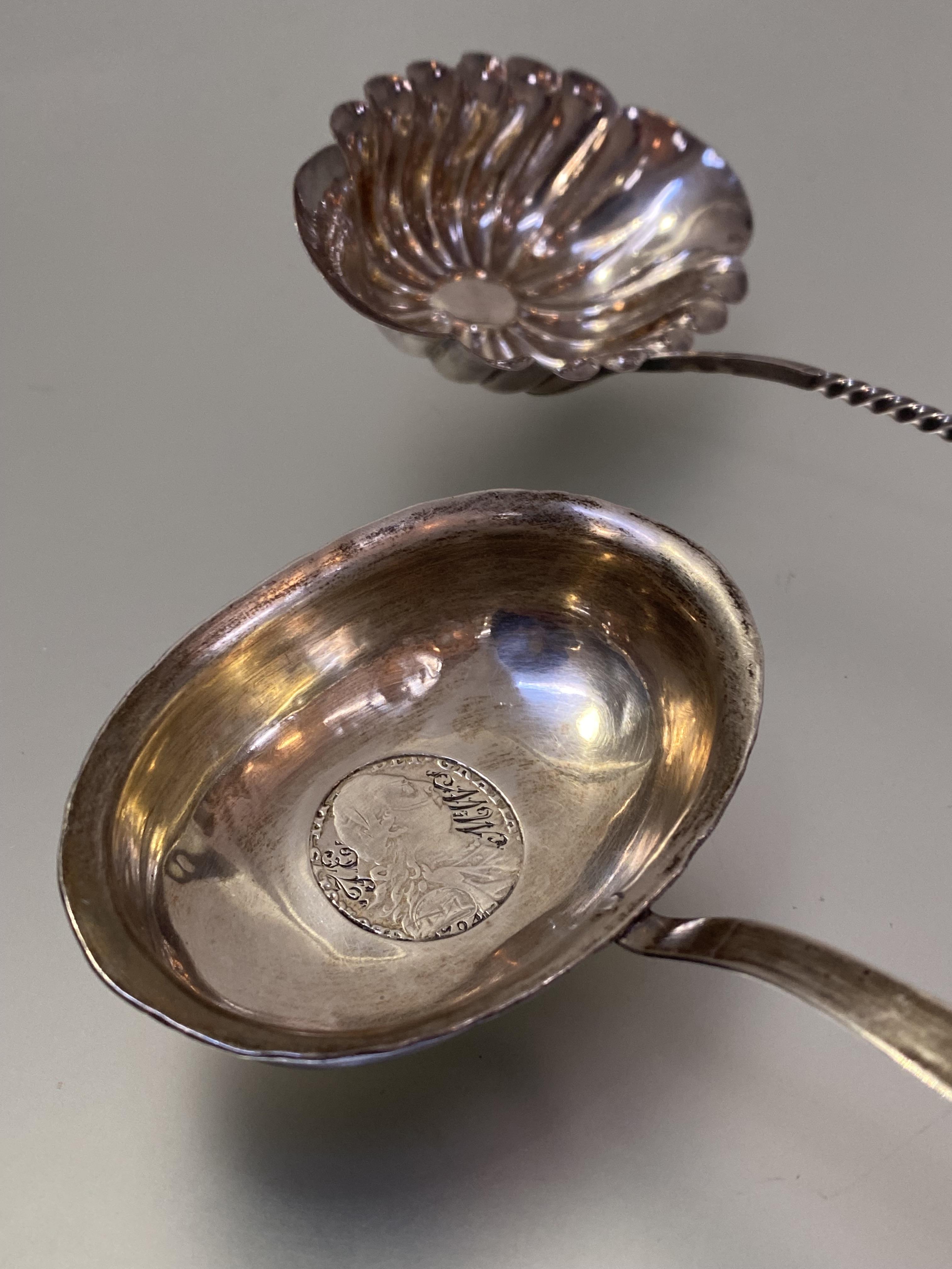 A George III white metal toddy ladle, c. 1800, with coin-inset oval bowl on a balleen twist - Bild 2 aus 2