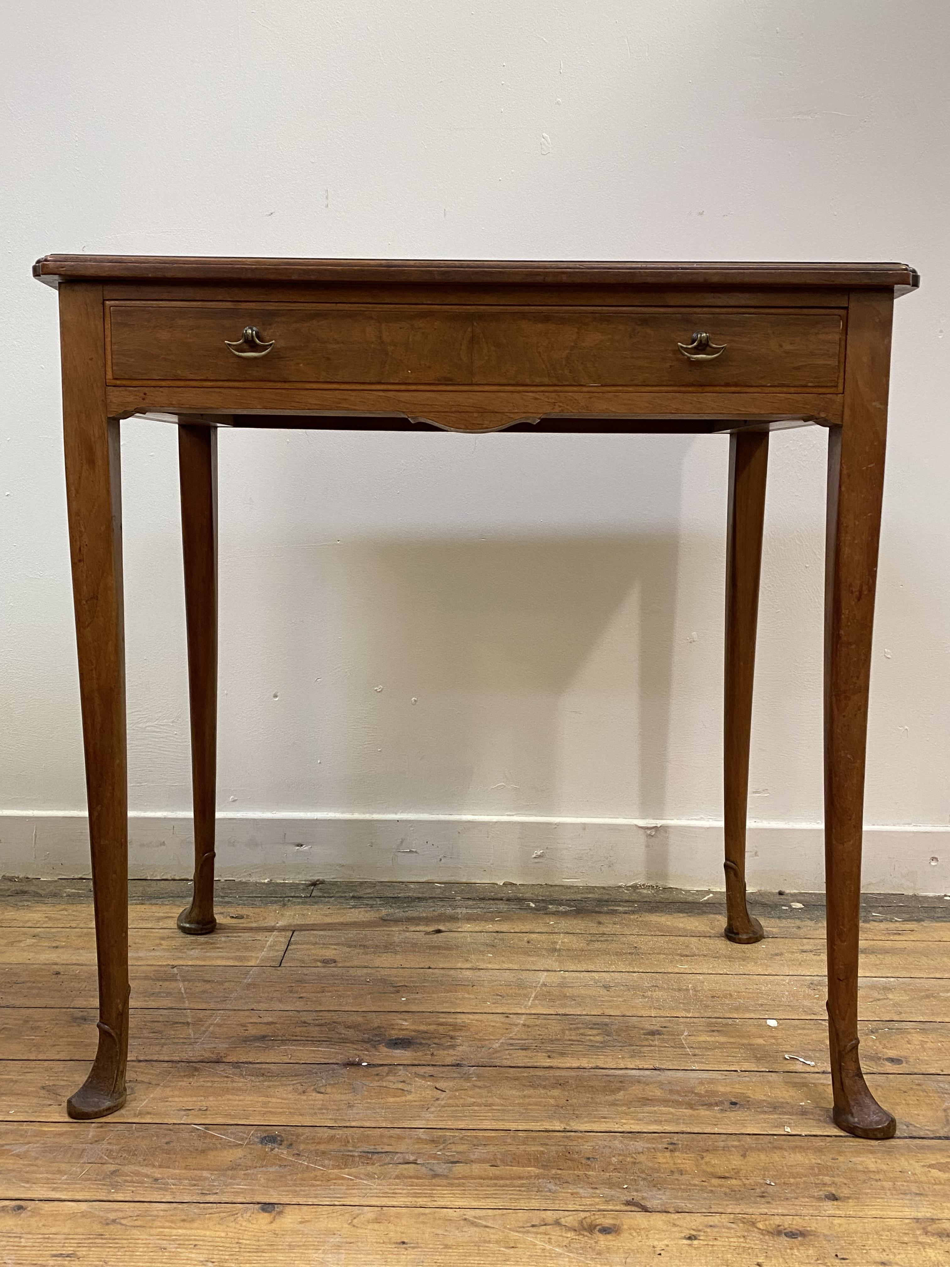 Whytock and Reid, an early 20th century walnut side table in the Georgian taste, the quarter sawn - Image 3 of 4