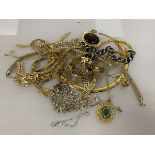 A mixed lot of costume jewellery including necklaces, pendants, rings, bracelets, etc (a lot)