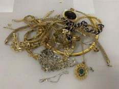 A mixed lot of costume jewellery including necklaces, pendants, rings, bracelets, etc (a lot)