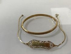 A 1922 hallmarked Birmingham 9ct hinged bangle with foliate engraving to one half (5cm x 4.5cm)