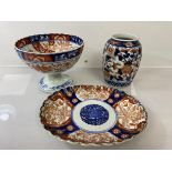 An Imari footed bowl with scalloped edge, character mark to interior of stem to base (11cm x 15cm)