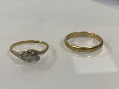 A wedding band marked 375, size U/V, weighs 2.44 grammes, and a cross over ring marked 9ct Plat,