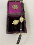 A lady's 1940s/50s Peerex wristwatch, case marked 375, with leather strap (watch: d.1cm) and Oris