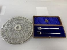 A pair of 1900 Birmingham hallmarked pickle forks, with mother of pearl handles (each: 10.5cm), in