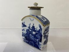 An 18thc Chinese tea cannister, blue and white with traditional scenes (13cm)