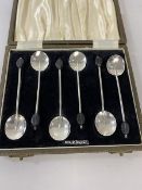 A boxed set of six 1924 Birmingham hallmarked silver coffee bean spoons (each: 9.5cm)