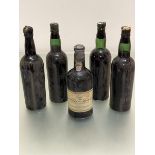 A bottle of Porto Quinta das Carvalhas vintage port 1970 and four various bottles of sealed port, no
