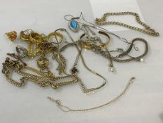 A 9ct gold trace link chain (21cm) weighs 1.27 grammes, and a quantity of costume jewellery such
