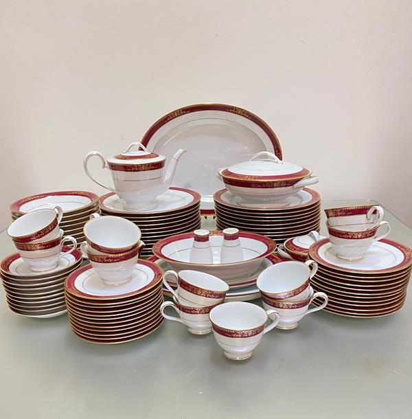 A Noritake Goldmere pattern Japanese part dinner set of 93 pieces including 24 dinner plates (d