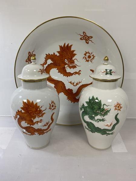 A pair of Meissen ginger jars, one with ironstone red dragon, one with green dragon (h 25cm), with