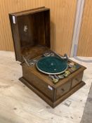 An early 20th century Apollo oak cased gramophone, H30cm, W40cm, D43cm