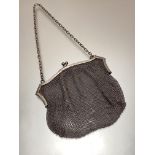 A sterling silver Edwardian ladies mesh evening bag with clip fastening to top, (12cm x 14cm, handle