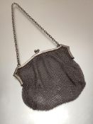 A sterling silver Edwardian ladies mesh evening bag with clip fastening to top, (12cm x 14cm, handle