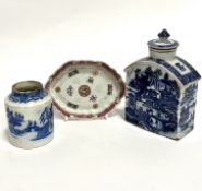 A Chinese 18thc Export Ware tea canister decorated with figures in landscape scenes with