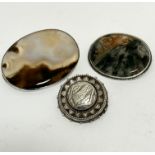 A Victorian oval agate brooch mounted in white metal setting, (4cm x 5.5cm), a silver oval beaded