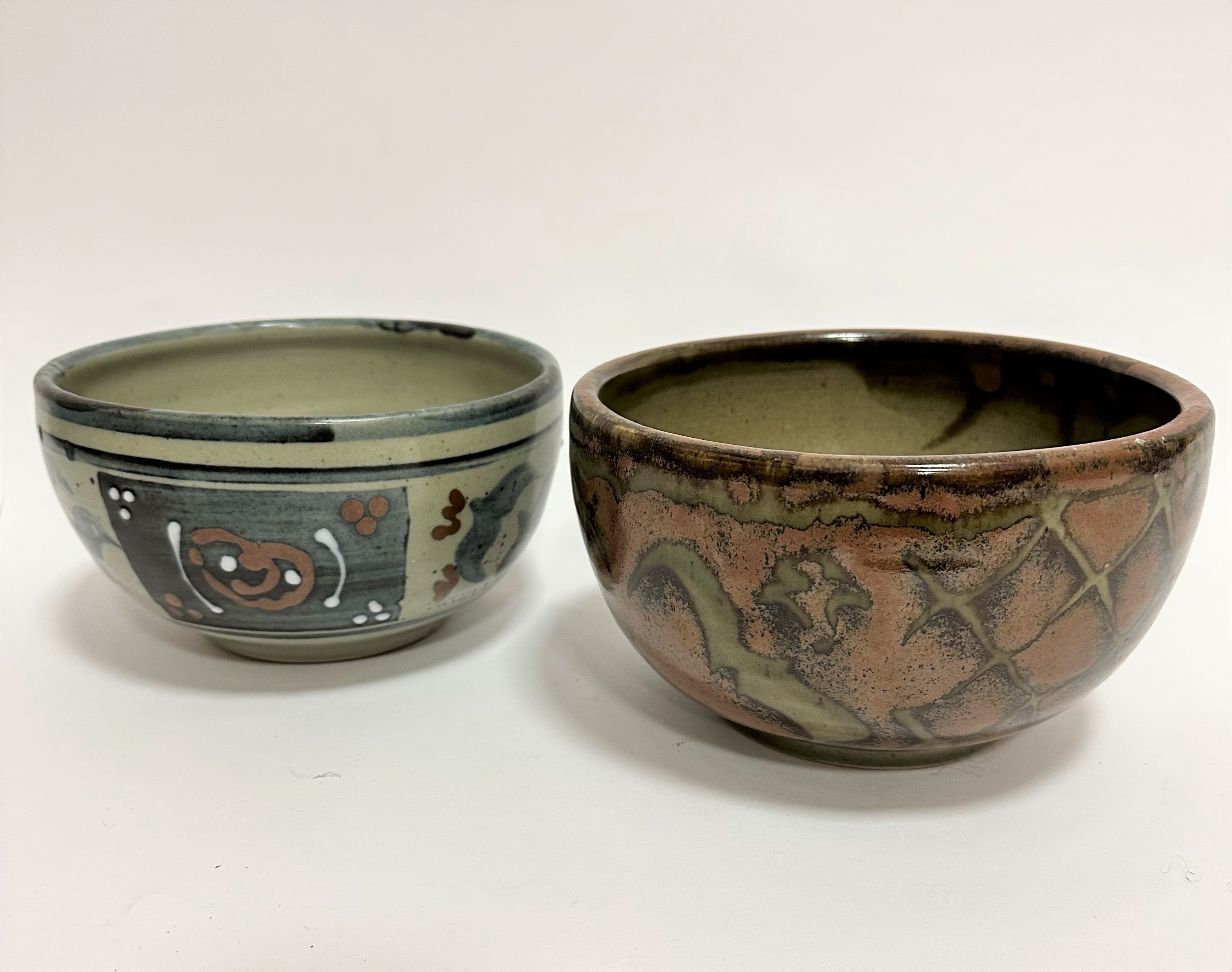 An Ian Denniss of Eglemont Cumbria stoneware pottery bowl with brown and green checkered design,