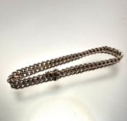 A 9ct gold Milanese style chain link bracelet with clip fastening, (7.5cm x 7mm) (11.8g)