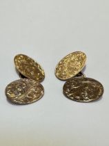 A pair of 9ct gold engraved C scroll sleeve links (2cm x 1cm) weighs 7.9g