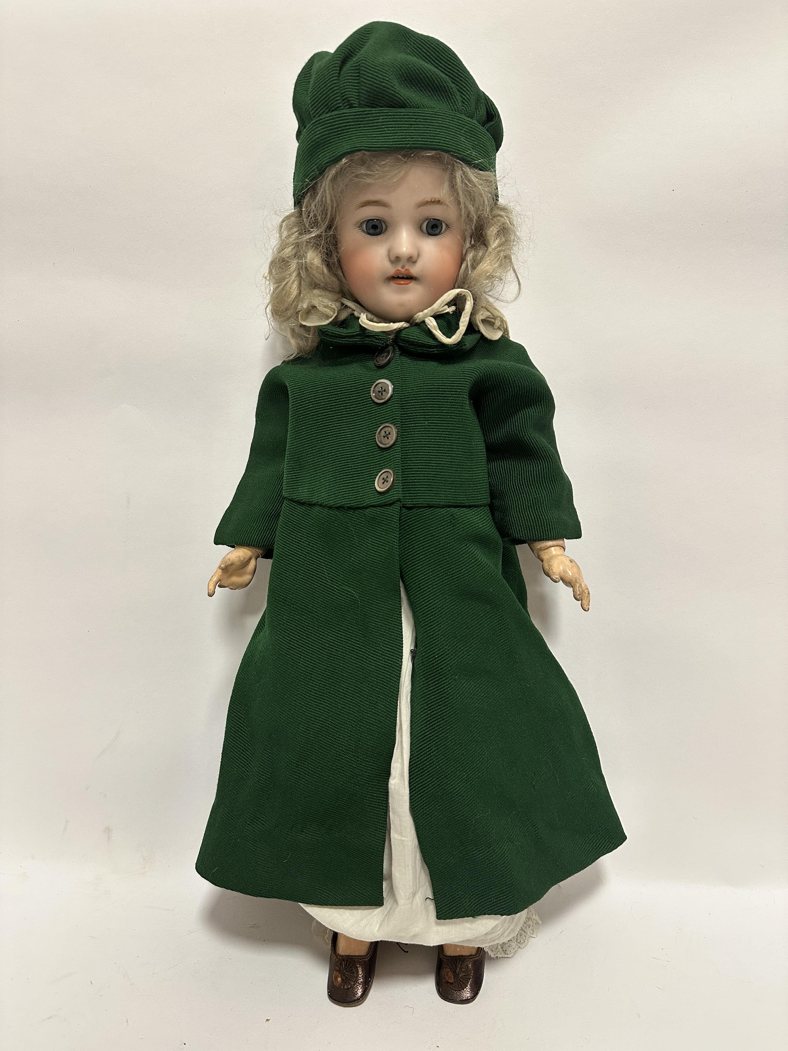 A late 19thc Heinrich Handwerck / Simon & Halbig bisque head doll 2.5 with fixed eyes and open