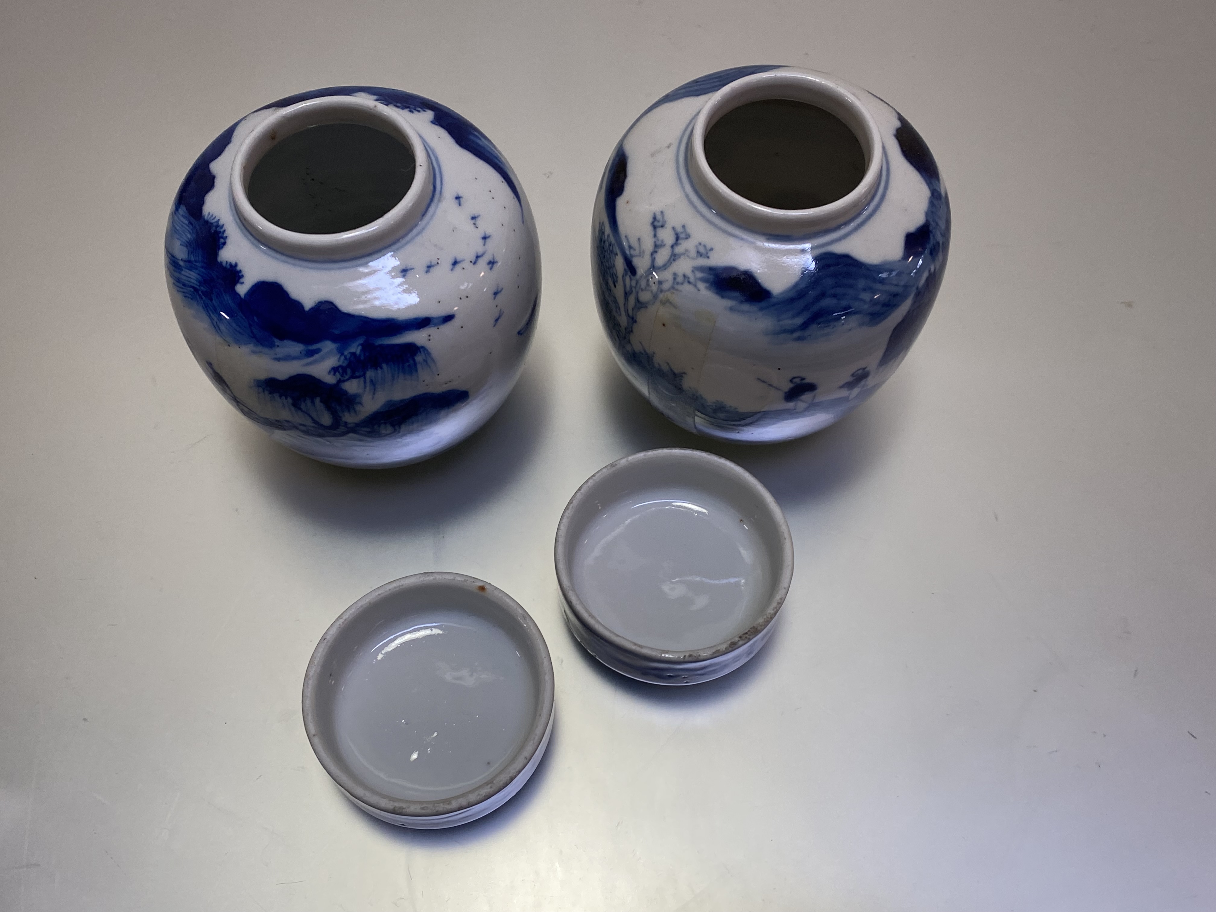 A pair of small Chinese blue and white porcelain jars and covers, each painted with figures in a - Bild 3 aus 4