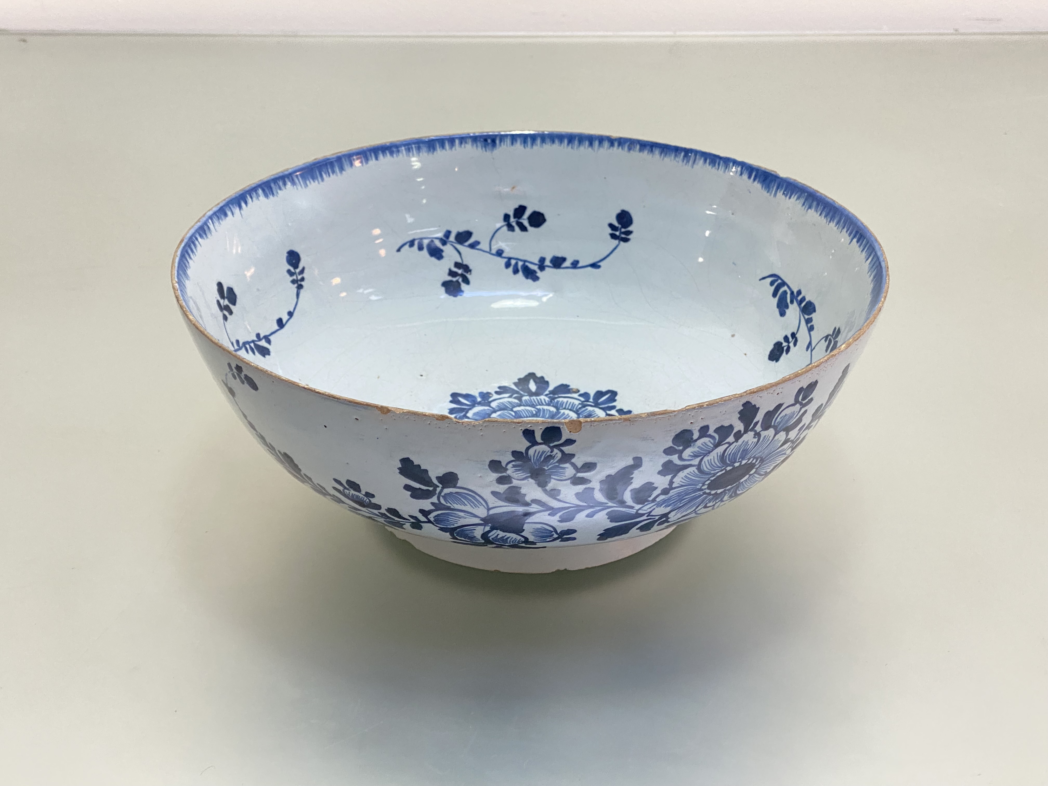 A late 18th century blue and white Delft bowl, possibly Bristol, painted with a floral spray and - Bild 2 aus 4