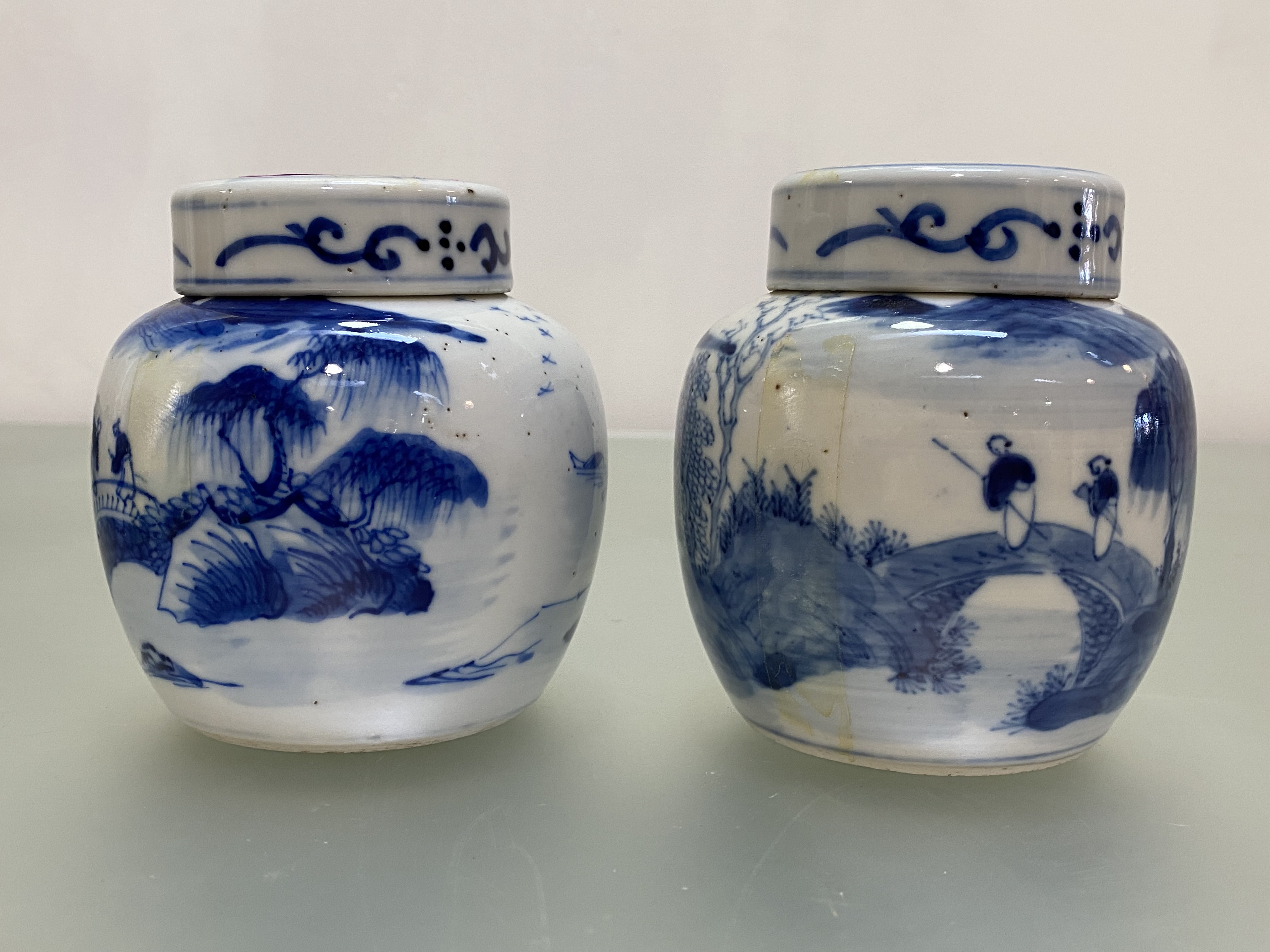 A pair of small Chinese blue and white porcelain jars and covers, each painted with figures in a - Bild 2 aus 4