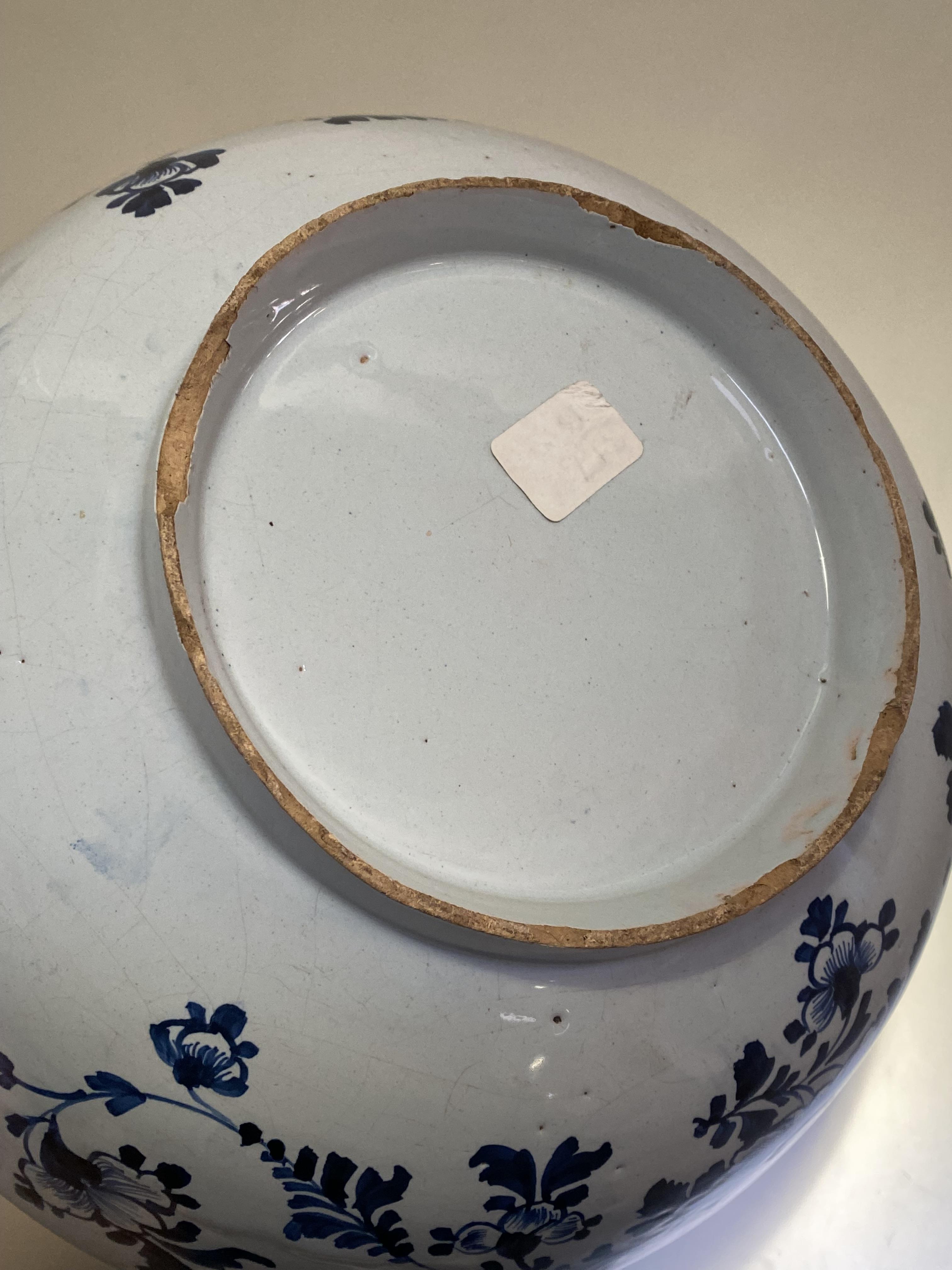 A late 18th century blue and white Delft bowl, possibly Bristol, painted with a floral spray and - Bild 4 aus 4